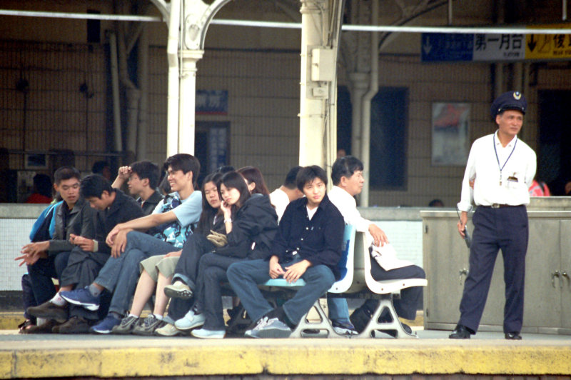 台灣鐵路旅遊攝影台中火車站月台旅客2002年之前攝影照片17